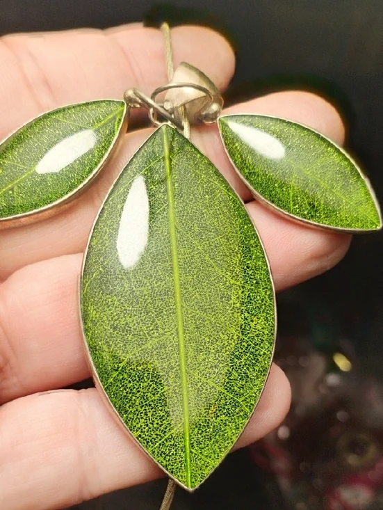 925 Sterling Silver Leaf Pendant On Chain W/Matching 925 Sterling Earrings - Picture 1 of 9